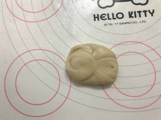 9、红豆酥饼,取一个面团，从两边往中间按扁，用擀面杖擀圆。