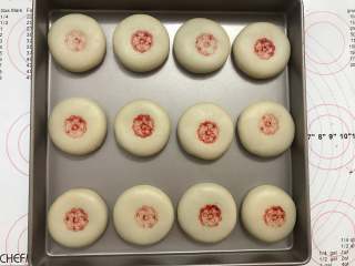 11、红豆酥饼,把包好的饼胚稍微压扁，放到学厨烤盘中，印章沾上色素水，印到饼皮上。