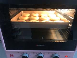 12、红豆酥饼,将做好的酥饼放入预热好180度烤箱烤35分钟即可。