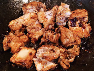 7、鹌鹑蛋烧排骨,倒入排骨大火快速翻炒，让排骨均匀的裹上调味料。