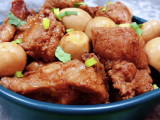 11、鹌鹑蛋烧排骨,撒上葱花更增添美味。