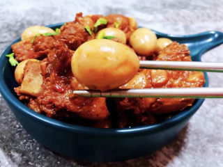 13、鹌鹑蛋烧排骨,鹌鹑蛋入口浓香四溢，好吃到停不下来。