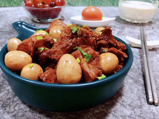 15、鹌鹑蛋烧排骨,请朋友到家里吃饭的时候，必定会想知道菜，所有人都赞不绝口。