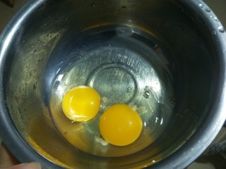 1、西兰花虾饼,虾饼是早餐来吃，所以前四步需要头一天晚上操作。鸡蛋两个，打入盆中。