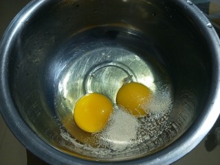 2、西兰花虾饼,加入一克酵母，加酵母低温发酵是为了饼吃起来口感更松软一些。