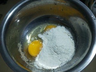 3、西兰花虾饼,再加入50克面粉。