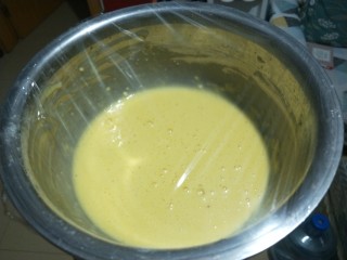 4、西兰花虾饼,搅拌均匀，盖上保鲜膜，放进冰箱冷藏一夜。第二天早上先取出来回温，再去准备其他食材。