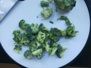 6、西兰花虾饼,西兰花去根，切成小块。