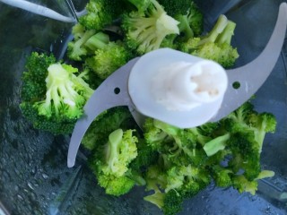 9、西兰花虾饼,然后放进搅拌机搅碎。