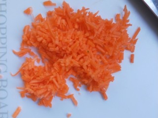 10、西兰花虾饼,胡萝卜切碎，也可以擦成丝和西兰花一起放进搅拌机搅碎。