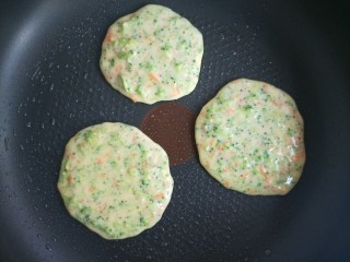 13、西兰花虾饼,平底锅刷油，小火，用勺子舀一勺面糊摊成圆饼。