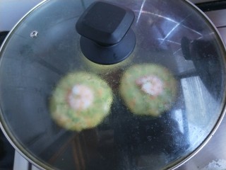 15、西兰花虾饼,看着周边都凝固了，该翻面了。可是翻面就会破坏形状。为了保持虾饼的完美形状，不翻面，在锅的周边不碰到饼的地方稍加一点清水，（有利于形成水蒸气，水不要多了，多了成煮饼了）然后盖上锅盖焖三分钟。全程小火。如果虾仁周边都凝固了，就熟了。