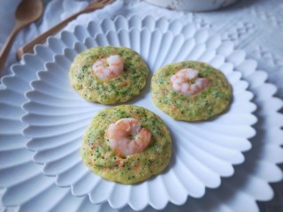 16、西兰花虾饼,松软Q弹，营养丰富的西兰花虾饼就做好了。这些面糊能做9个小饼。