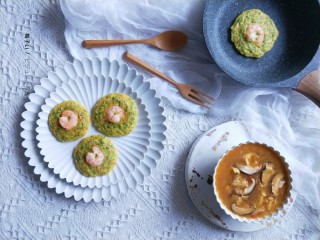 17、西兰花虾饼,再配上蘑菇鸡蛋汤做早餐。