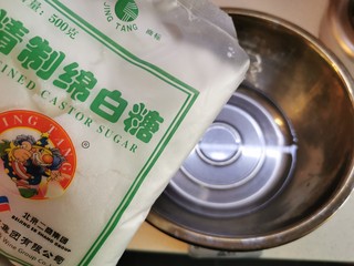 1、牛肉夹馍~自己活面烙白吉馍,温水250克倒入盆中，准备好白糖