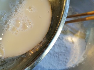 7、牛肉夹馍~自己活面烙白吉馍,酵母液缓慢加入面粉中，边加边搅拌