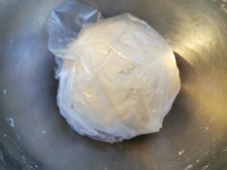 9、牛肉夹馍~自己活面烙白吉馍,加少许玉米油，揉成光滑面团，盖一层塑料袋，放在温暖地方发酵一小时以上