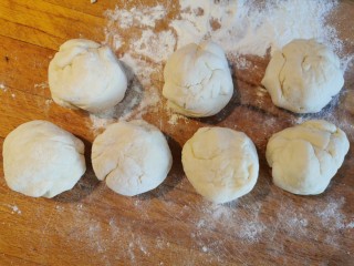 12、牛肉夹馍~自己活面烙白吉馍,分成7份，这个随意，也可以分成8份