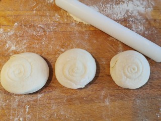 20、牛肉夹馍~自己活面烙白吉馍,压成圆形