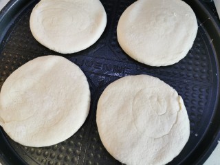 22、牛肉夹馍~自己活面烙白吉馍,放入刷好油的电饼铛，烙至金黄，翻面继续