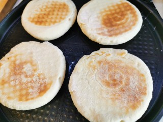 23、牛肉夹馍~自己活面烙白吉馍,两面都烙成金黄色