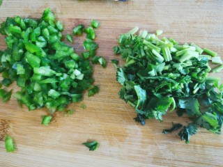 24、牛肉夹馍~自己活面烙白吉馍,切1/4青椒，少许香菜