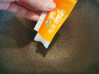 25、牛肉夹馍~自己活面烙白吉馍,锅中放入牛排调味油加热