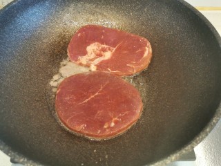 27、牛肉夹馍~自己活面烙白吉馍,牛排放入锅中小火煎