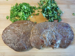 29、牛肉夹馍~自己活面烙白吉馍,取出跟配菜放一起