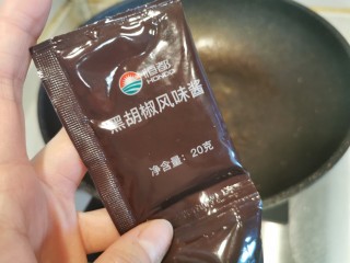 30、牛肉夹馍~自己活面烙白吉馍,牛排酱料取适量放入锅中加热