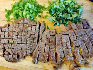 32、牛肉夹馍~自己活面烙白吉馍,牛排切成小块