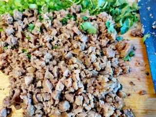 33、牛肉夹馍~自己活面烙白吉馍,剁碎一些