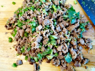 34、牛肉夹馍~自己活面烙白吉馍,跟配菜混合在一起