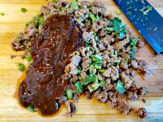 35、牛肉夹馍~自己活面烙白吉馍,牛排酱倒在配菜上