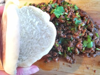 39、牛肉夹馍~自己活面烙白吉馍,把准备好的牛肉馅加入馍中