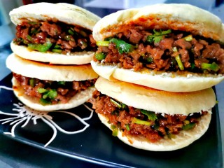 41、牛肉夹馍~自己活面烙白吉馍,上桌啦，还富裕了三个馍，大家也可以自己调整面粉用量