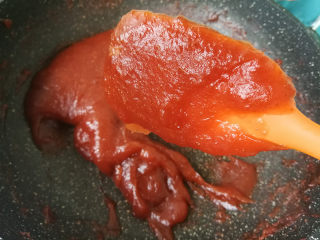 7、山楂球,继续翻炒，一直翻炒到，提起刮刀，山楂糊不往下滴。这个时候就可以关火了。