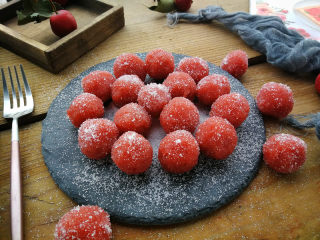 9、山楂球,做好的山楂球放在阴凉处，可以放在密封罐中，不含添加剂的，尽量尽快吃完。