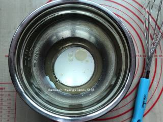 1、三色戚风,依次加入玉米油,和牛奶搅拌至完全混合看不见油漂在表面