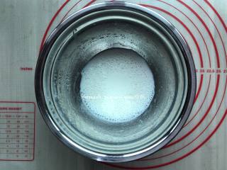 2、三色戚风,牛奶和玉米油搅拌至均匀混合