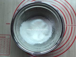 3、三色戚风,加入过筛好面粉混合至看不见干粉