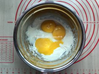 4、三色戚风,加入蛋黄,蛋黄分两次加入,不规则搅拌切记不要打圈,以免面糊起筋