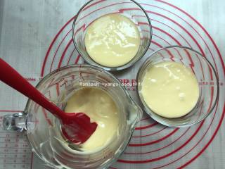 5、三色戚风,把蛋黄糊分成3平等份