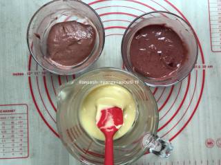 6、三色戚风,两份加入红曲粉,分别一份是2.5克的红曲粉,第二份是5克的红曲粉,混合好的蛋黄糊放一旁备用