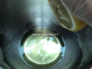 7、三色戚风,加入几滴柠檬汁,打发蛋白