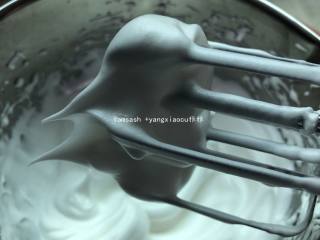 8、三色戚风,打发至鱼泡眼加入第一次的细砂糖 继续打发至能看到有浅浅的纹路 这时加入第二次糖 加入第三次糖和2克的盐继续打发 高速打发至蛋白变得泡沫细腻,打至蛋白霜拉起的尖角轻轻下弯就说明发好了 (如图)