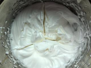 9、三色戚风,蛋白分别用刮刀画出三份,如图