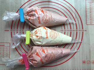 11、三色戚风,用一个杯子事先套好三个裱花袋,把混合好的蛋糕糊装进裱花袋中