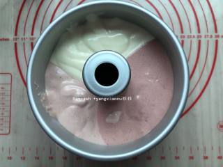 12、三色戚风,然后分别挤进模具中,我的是中空圆形烟囱戚风蛋糕模 6寸的