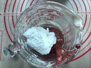 10、三色戚风,将画出的蛋白的1/2的蛋白霜倒入蛋黄糊中,用手动打蛋器从盆底由下向上快速翻拌 (不习惯用手动打蛋器的朋友请用硅胶刀)三份都是如此操作